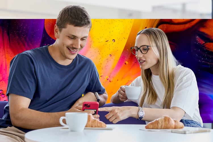 Zwei junge Menschen trinken zusammen Kaffee