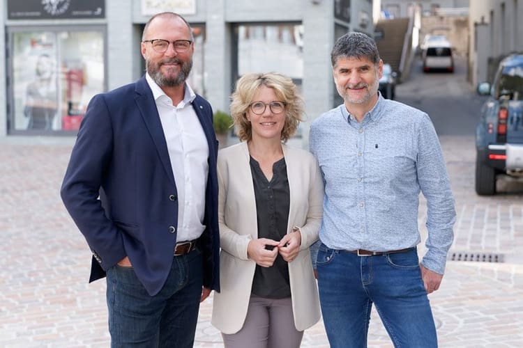 Generalagent der Mobiliar St. Moritz Dumeng Clavuot mit Sandra und Remo Püntener, Gründer der Stiftung