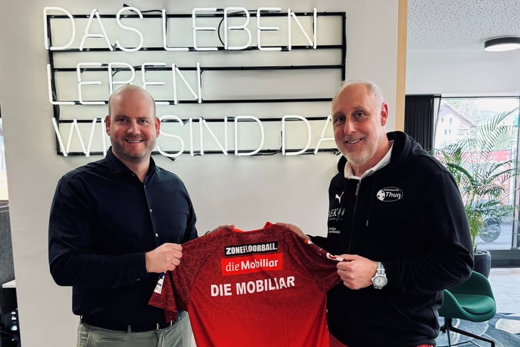 Martin Wenger, Präsident UHC Thun und Julian von Känel, Generalagentur Thun, sind zufrieden mit der erfolgreichen Partnerschaft. 