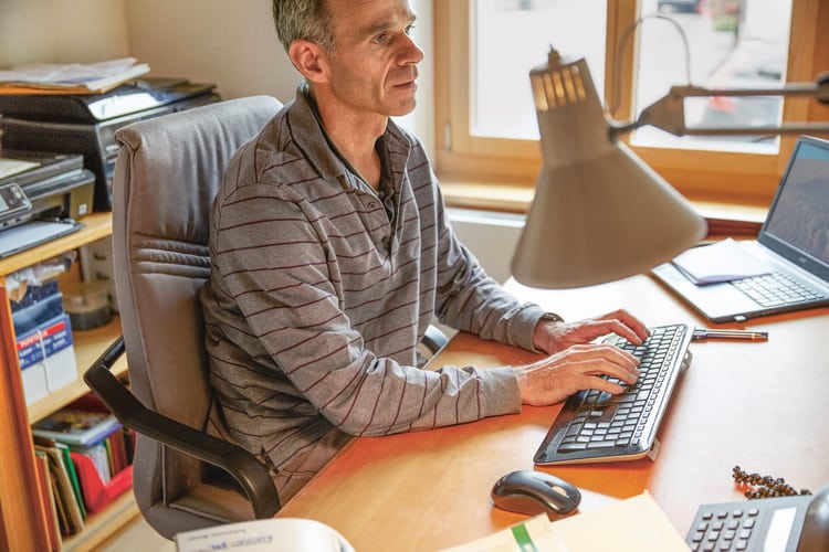 Ein Mann sitzt an einem PC