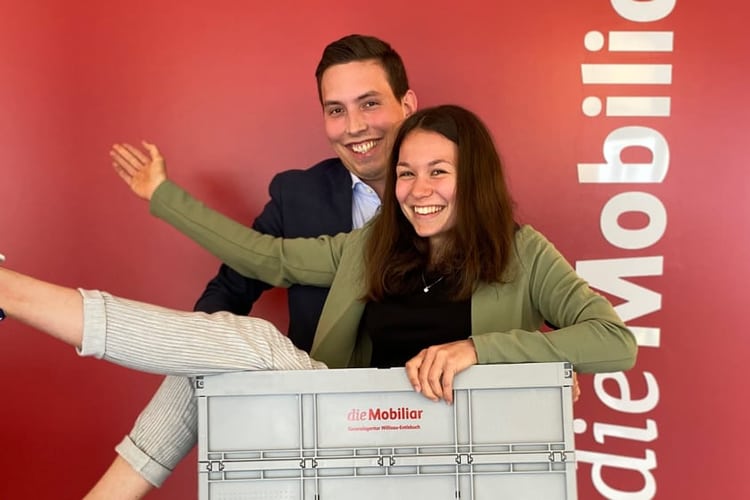 Zwei junge Menschen mit einer Umzugskiste der Mobiliar.