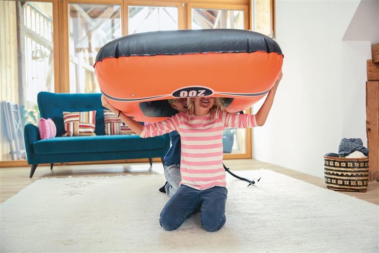 Préparation pour la descente de l'Aar en bouée