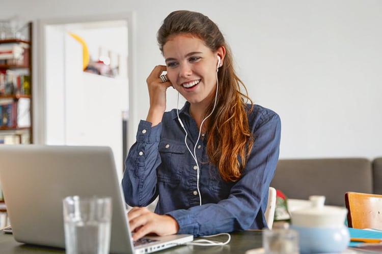 Eine Frau am Laptop