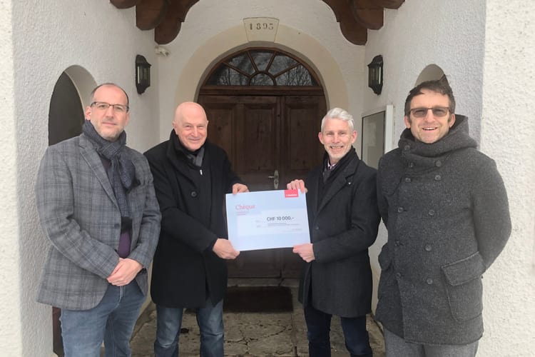 Marc Meier, membre du Groupe Histoire du Mont-Repais, Jacques Bourquard, président du Groupe Histoire du Mont-Repais, Olivier Léchenne, agent général de l'agence générale Mobilière du Jura, Valerio Memè, conseiller en assurances du Groupe Histoire du Mont-Repais (de gauche à droite).