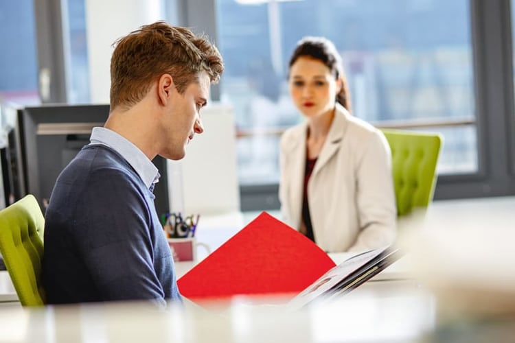 Zwei Personen am Arbeitsplatz