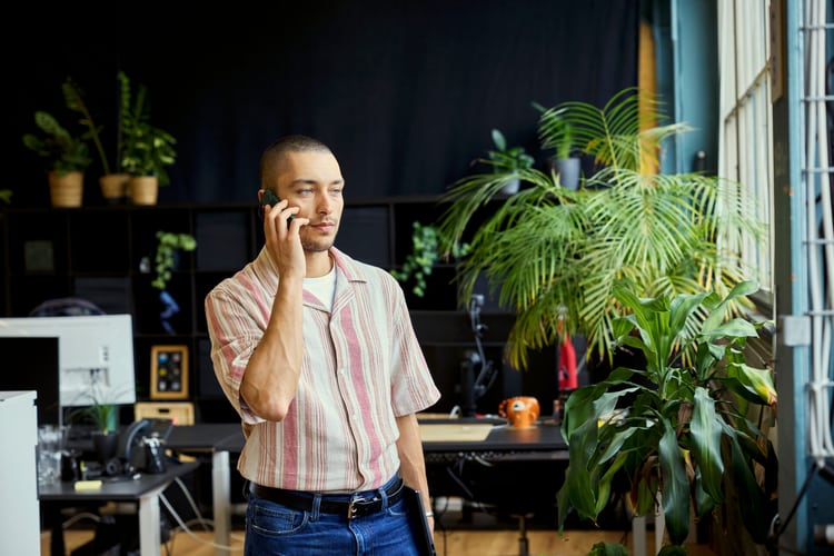 Ein Mann telefoniert genervt als Symbolbild für Abo-Kündigung.