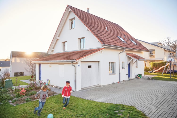 Casa con i bambini a giocare a calcio