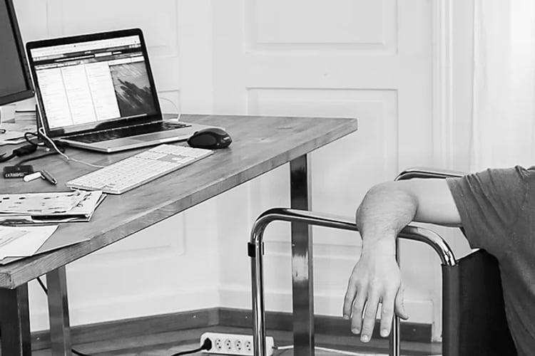 Uomo con occhiali VR alla scrivania