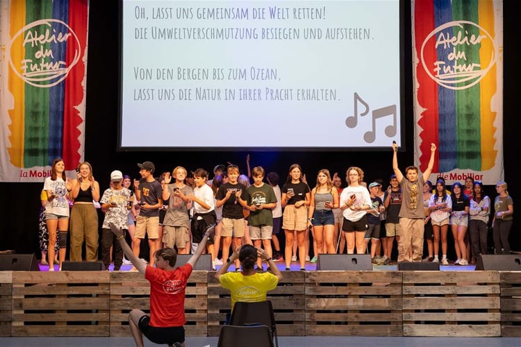 Partecipanti all’Atelier du futur sul palco
