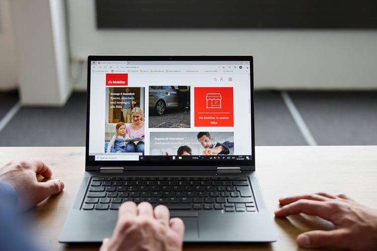 Ein offenes Laptop mit Mobiliar-Infos