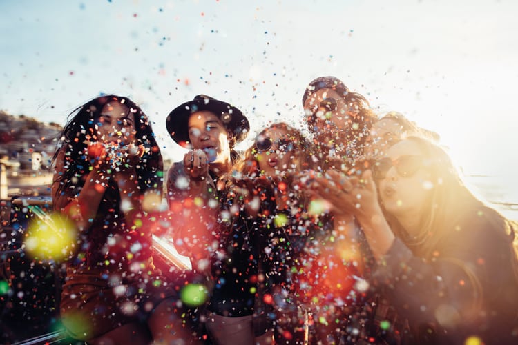 Menschengruppe am Festival - Mobiliar Ticketshop