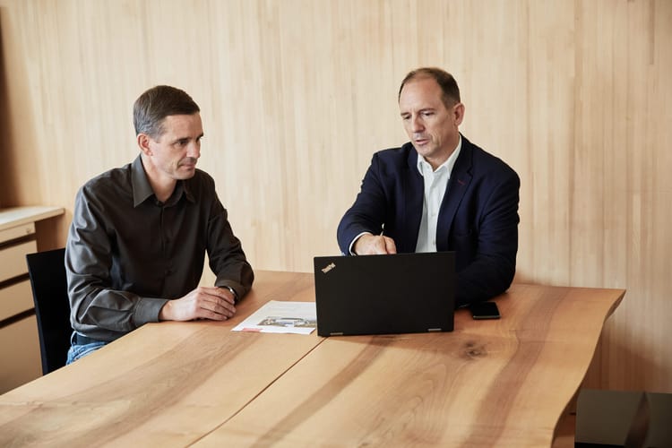 Vermieter im Gespräch am Laptop 