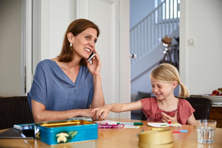 Frau mit Kind telefoniert