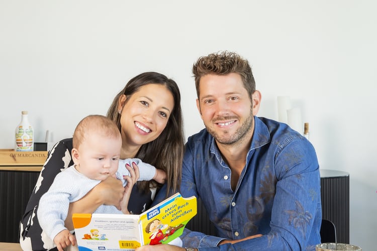 Nathalie Schneeberger und Adrian Weibel in ihrem neuen Zuhause mit Sohn Alessio.