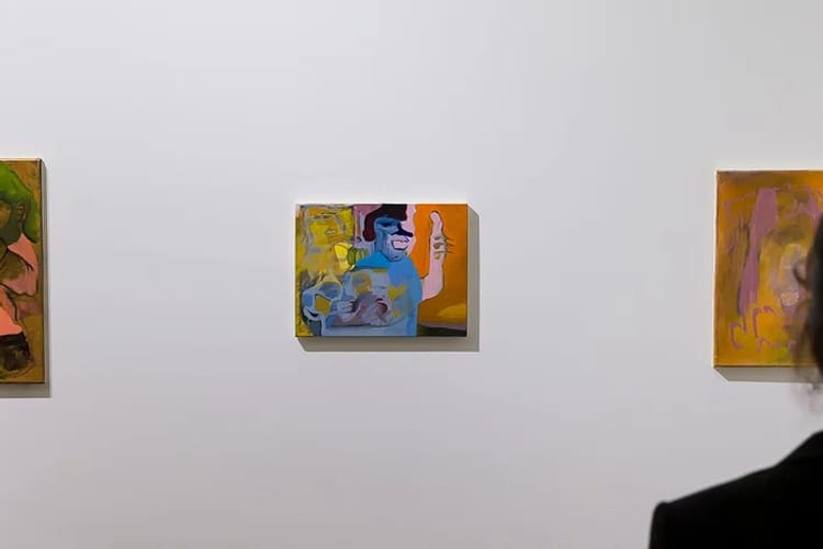 deux personnes dans une galerie d’art