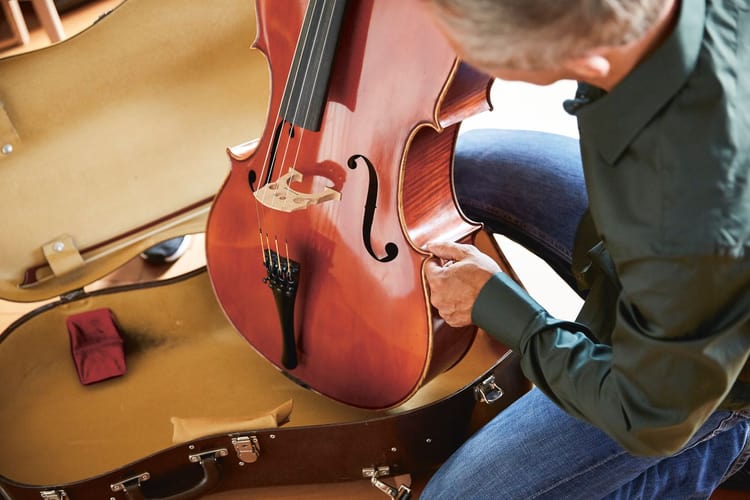 Un homme avec un violoncelle