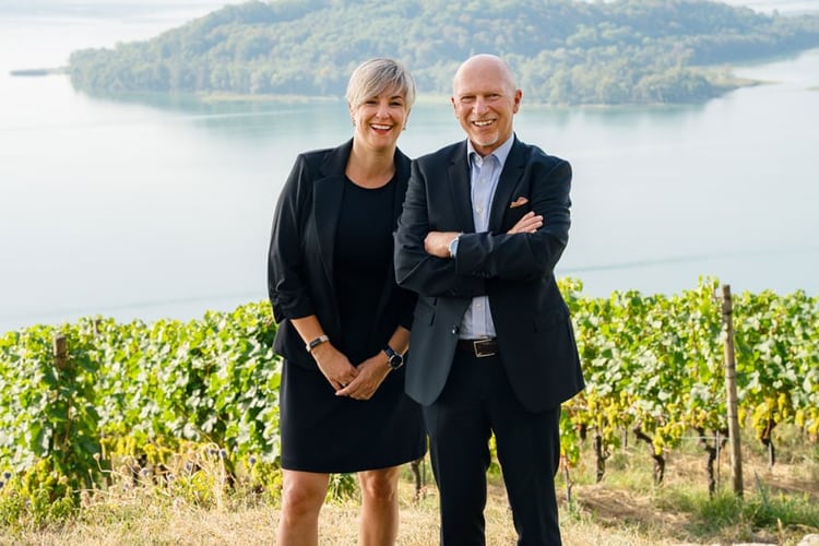 Daniel Tschannen und Alexandra Müller-Stucki stehen im Rebberg vor dem Bielersee.