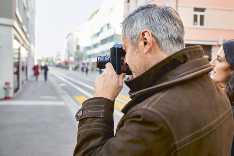 Un uomo sta fotografando un immobile.