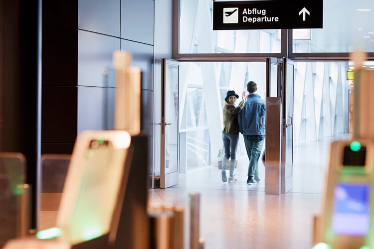 Una coppia felice all’aeroporto si avvicina al terminal, pronta per volare in vacanza.