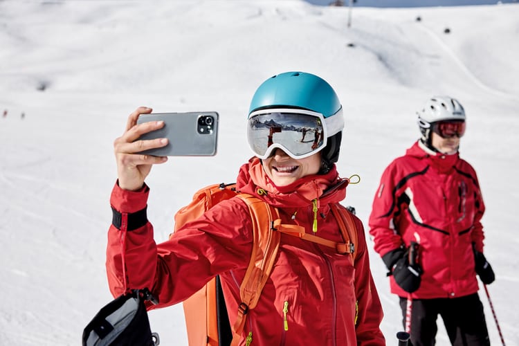 Due persone sulle piste da sci