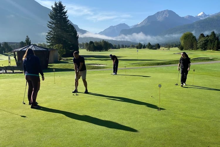 Menschen am Golf spielen