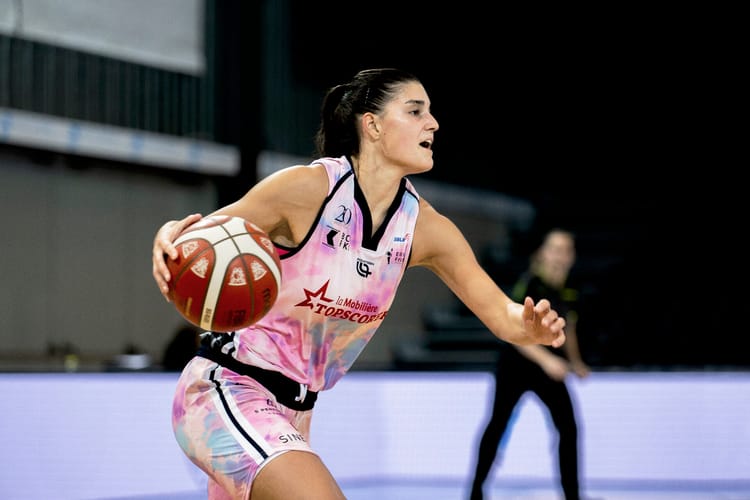 Junge Frau spielt Basketball