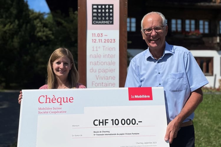 Mme Pauline Goetschmannn, conservatrice du Musée de Charmey et Jacques Yerly, agent général la Mobilière Bulle.