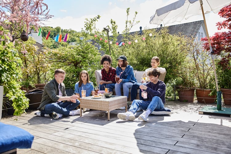 Des jeunes sur une terrasse ensoleillée