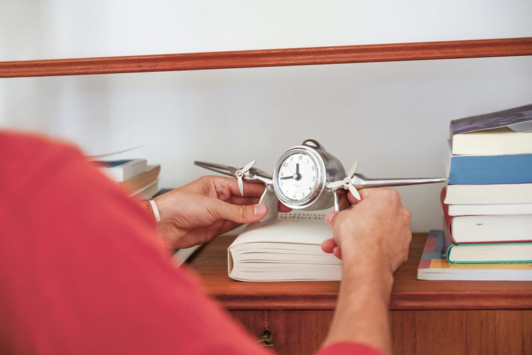 petite montre sous la forme d’un modèle d’avion est placé sur une étagère