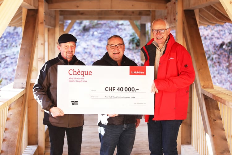 Remise du chèque avec Eric Barras (Syndic Châtel-sur-Montsalvens), Philippe Baeriswyl (Syndic Crésuz), Jacques Yerly (agent général de la Mobilière à Bulle)
