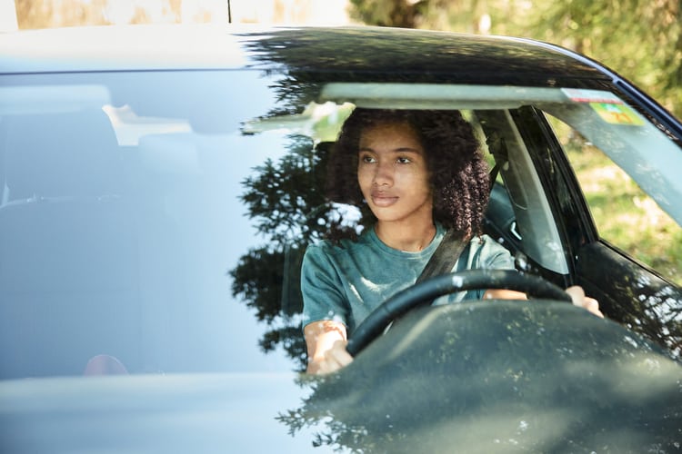 Eine Frau fährt ein Auto