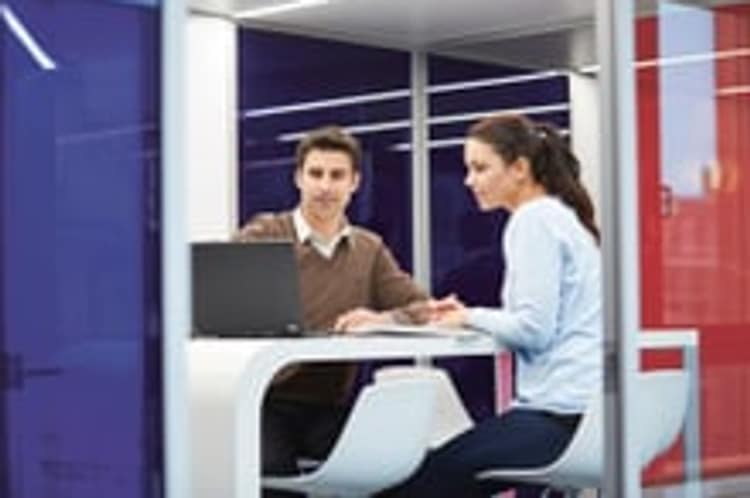 due persone al lavoro e conversare 