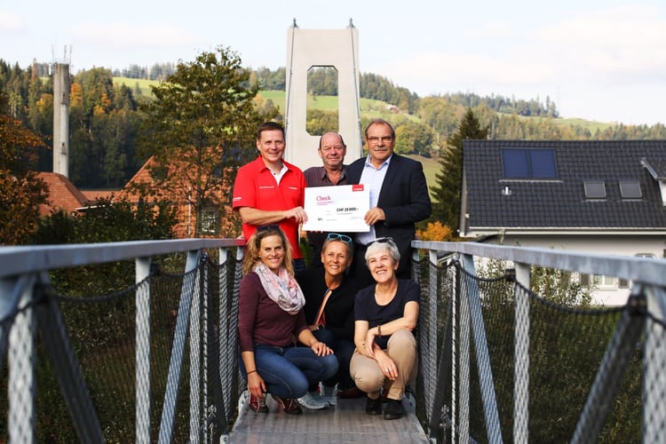 Mitarbeitende der GA Burgdorf auf dem Hängelisteg über die Emme