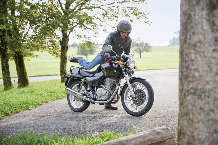 Motorrad Mann am aufsteigen