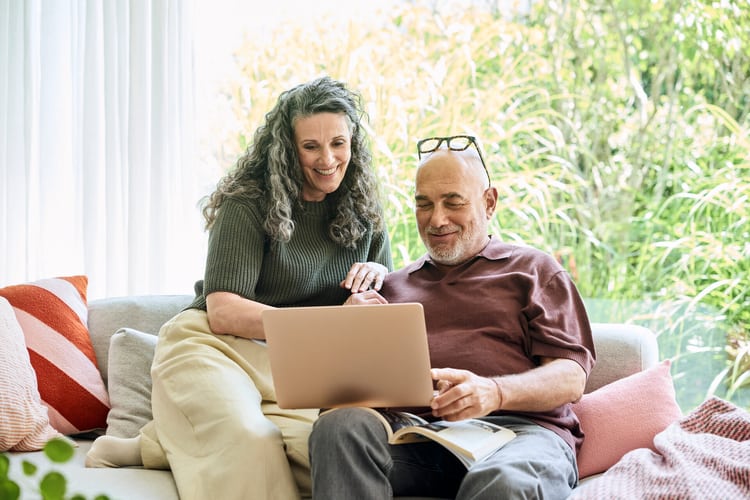 Eine Frau und ein Mann kümmern sich um ihre Vorsorgeanalyse mit dem Vorsorge-Check