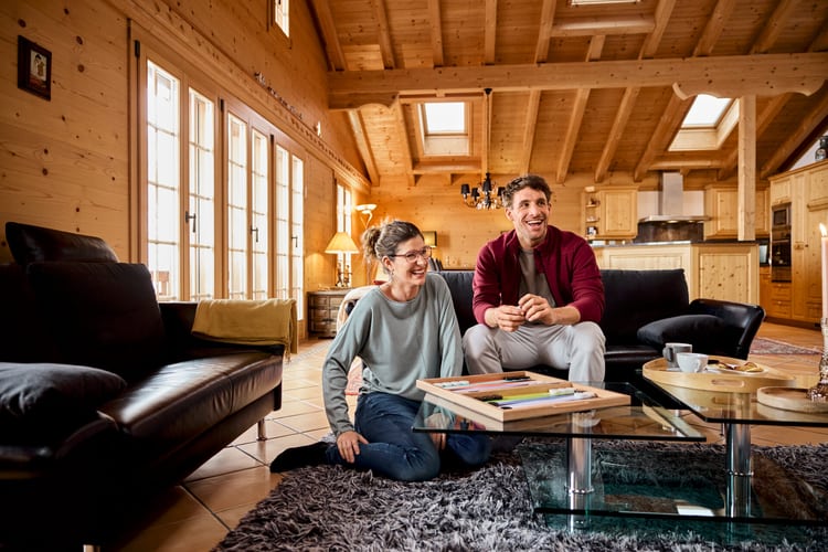 Deux jeunes gens jouent dans un bel appartement de chalet.