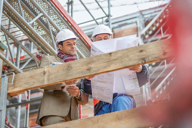 Due uomini sul cantiere