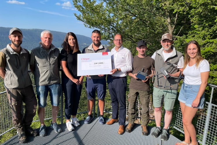 L’agence générale de Moutier avec un chèque en main