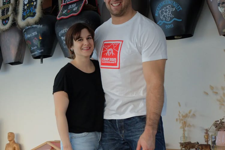 Roger Rychen, sa compagne et leurs deux jeunes enfants se retrouvent dans un salon joliment décoré avec des trophées de lutte.