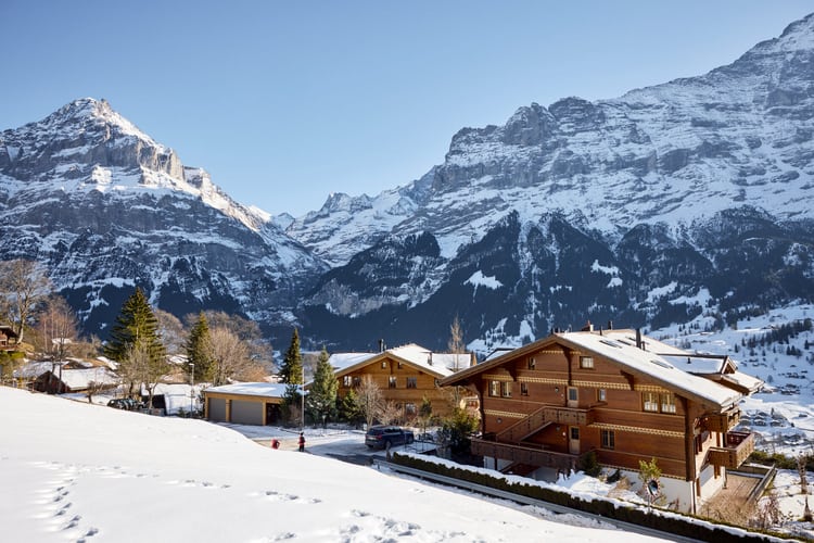 Maison sous la neige