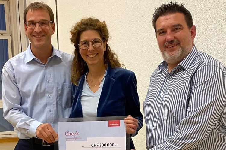 Roger Schneider (links), Generalagent der Mobiliar Rheinfelden, mit Versicherungs- und Vorsorgeberater Christian Bär und Frau Gemeindeammann Marion Wegner-Hänggi bei der Checkübergabe.