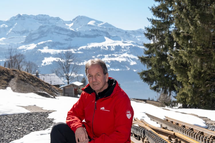 Peter Flück, Verwaltungsratspräsident der Brienz Rothorn Bahn, sitzt auf dem Gleis der Bergbahn. 
