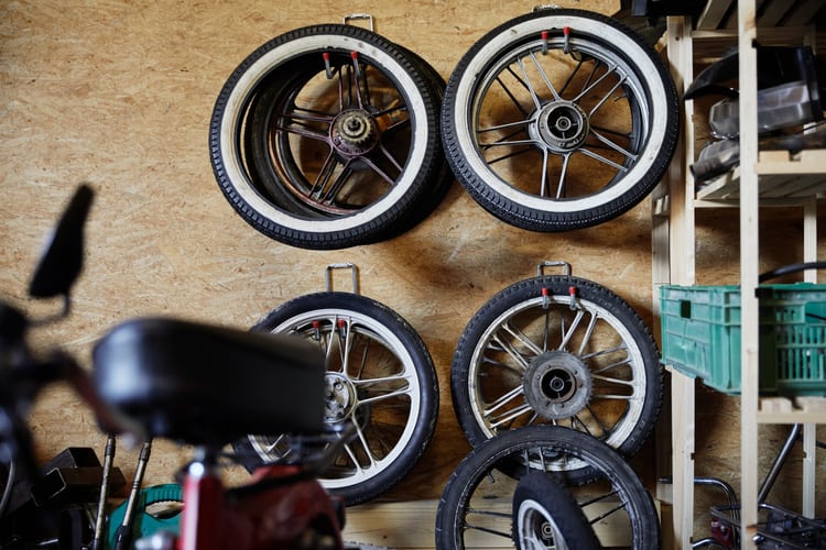 Motocycles dans un atelier