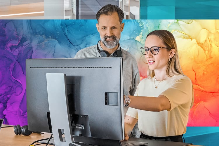 Zwei Personen besprechen etwas am Bildschirm