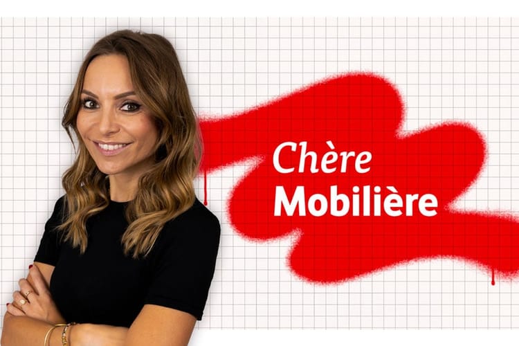 Une jeune femme pose pour sa caméra