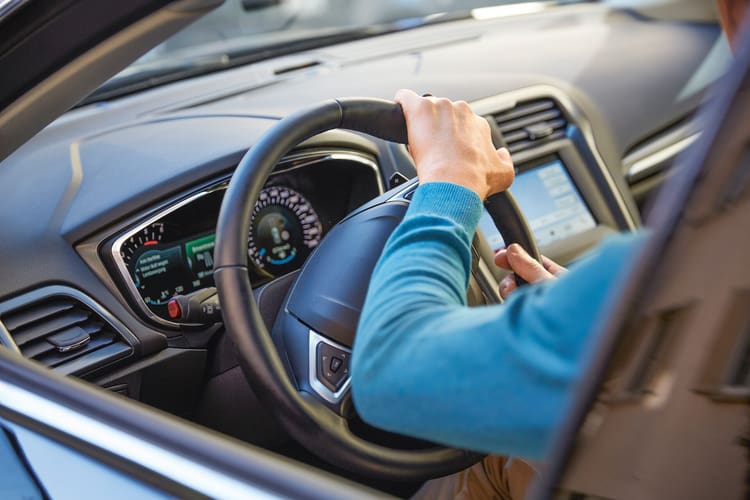 Personne au volant comme image symbolique de l'excès de vitesse