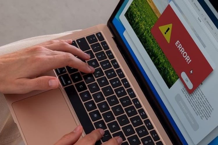 Mani su un laptop