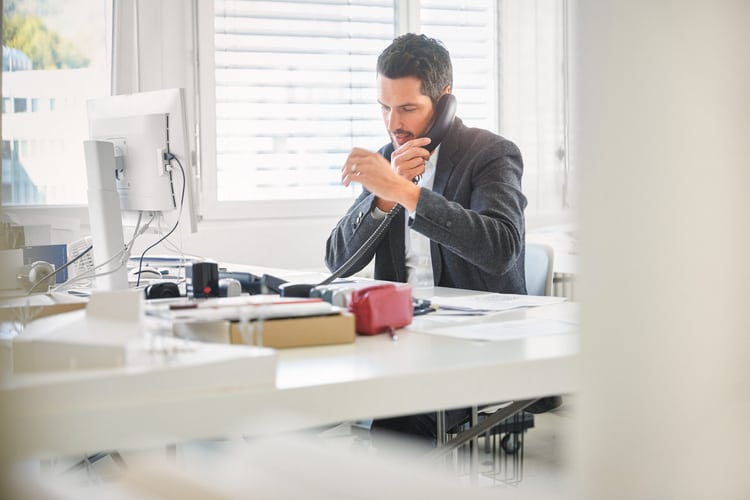 C’è un uomo seduto al computer.