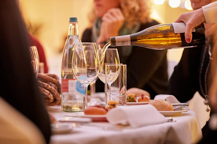 Table dressée pour un banquet