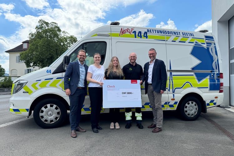 von links nach rechts: Stefan Schmid, Versicherungsberater Mobiliar Seetal-Rontal; Corinne Zurgilgen, Präsidentin Rettungsdienst Seetal; Tamara Merz, Mitarbeiterin Rettungsdienst Seetal; Alexander Sommer, Geschäftsführer Rettungsdienst Seetal und Christoph Blum, Generalagent Mobiliar Seetal-Rontal
